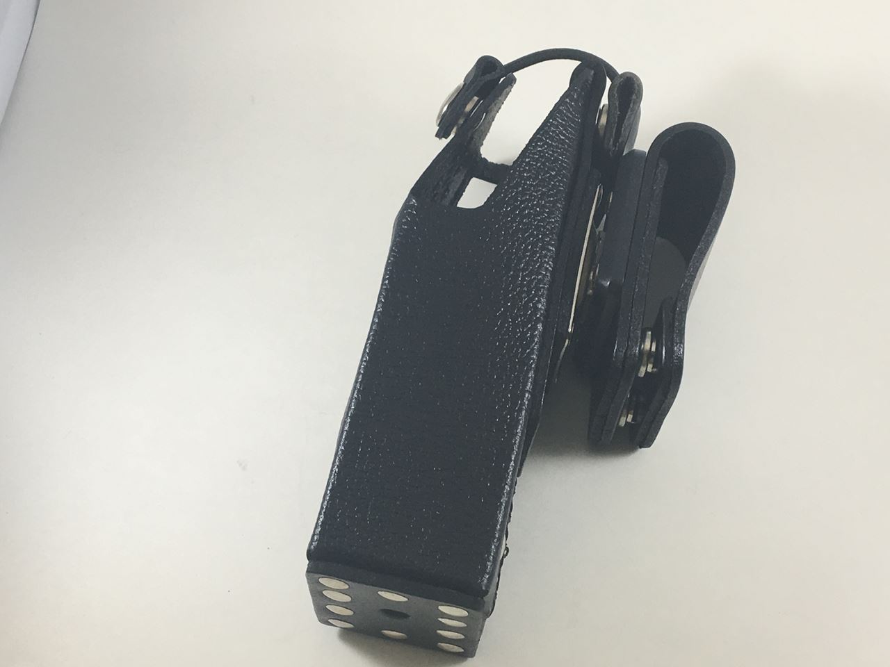 Ledertragetasche Holster Für Motorola XPR 7550e – Echtleder, Mit Drehbarer Gürtelschlaufe (7,6 Cm) & D-Ring